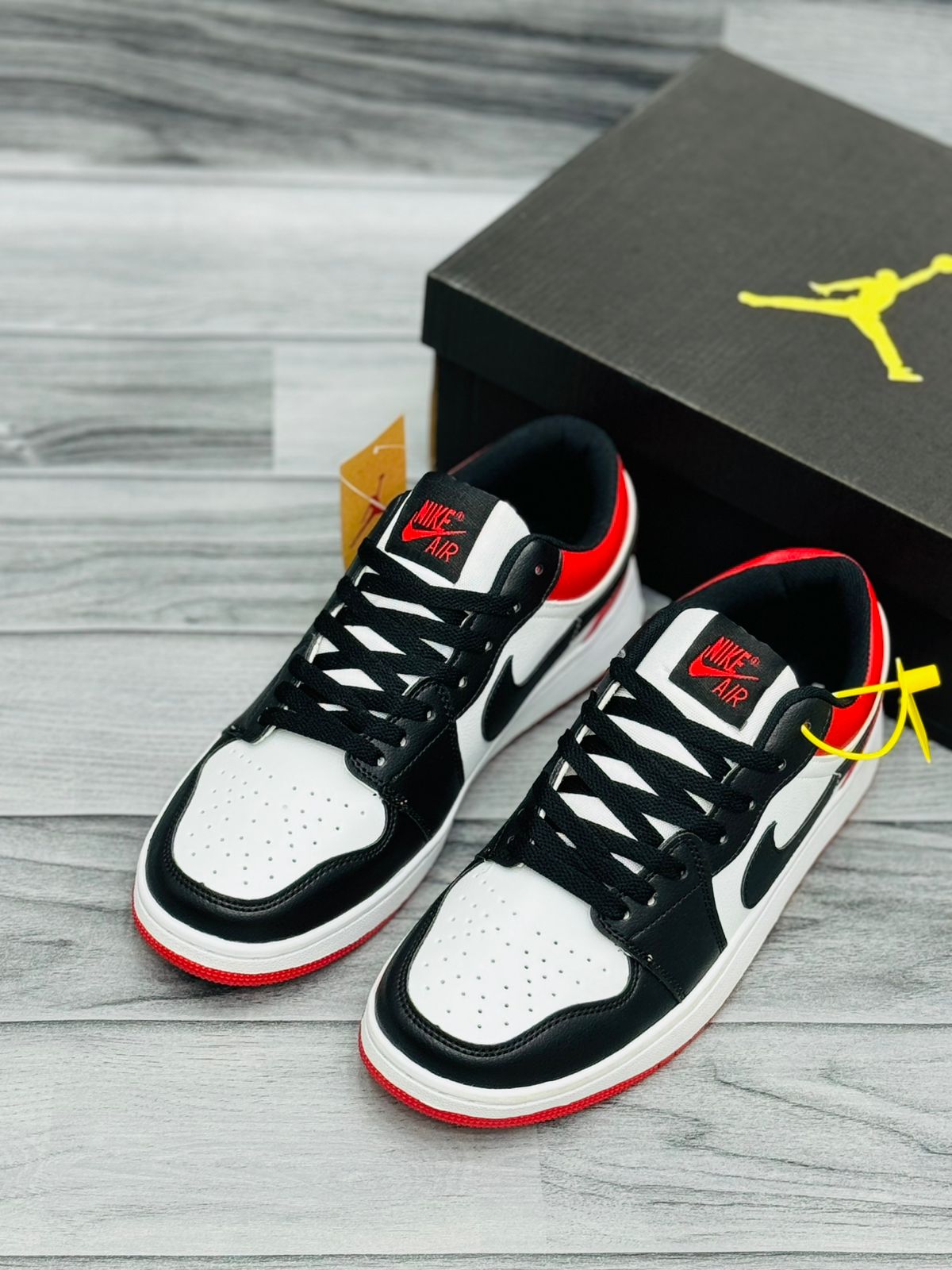 Jordan 1 Lows OG "Black Toe"